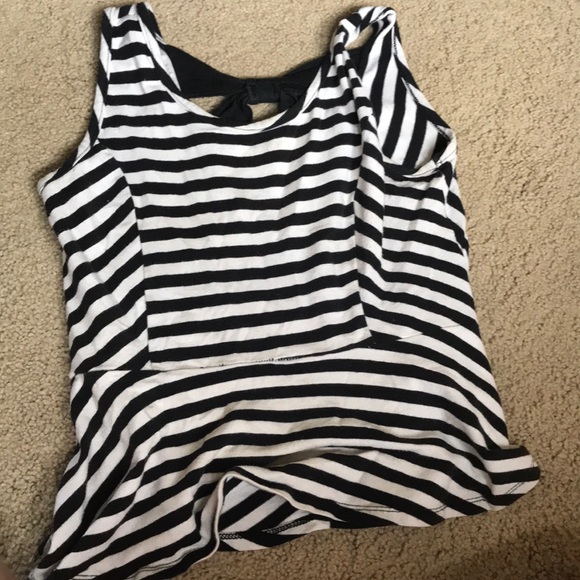 A black and white crop top with bow in the back - Picture 1 of 3